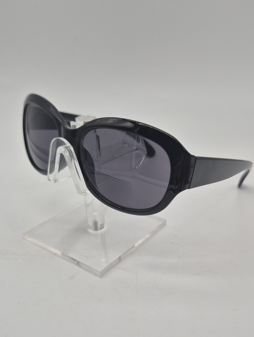 Women's Black Oval Fashion Sunglasses - Gloss Frame with Tinted Lenses